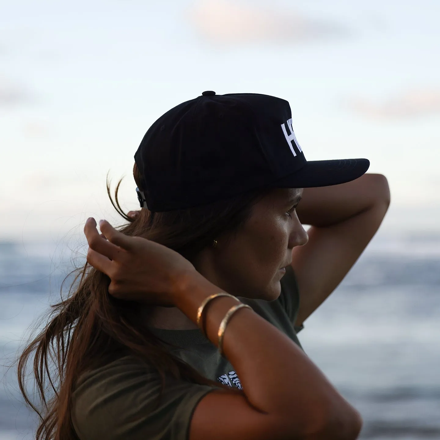 LIGHTLY STRUCTURED SNAPBACK HAT IN BLACK