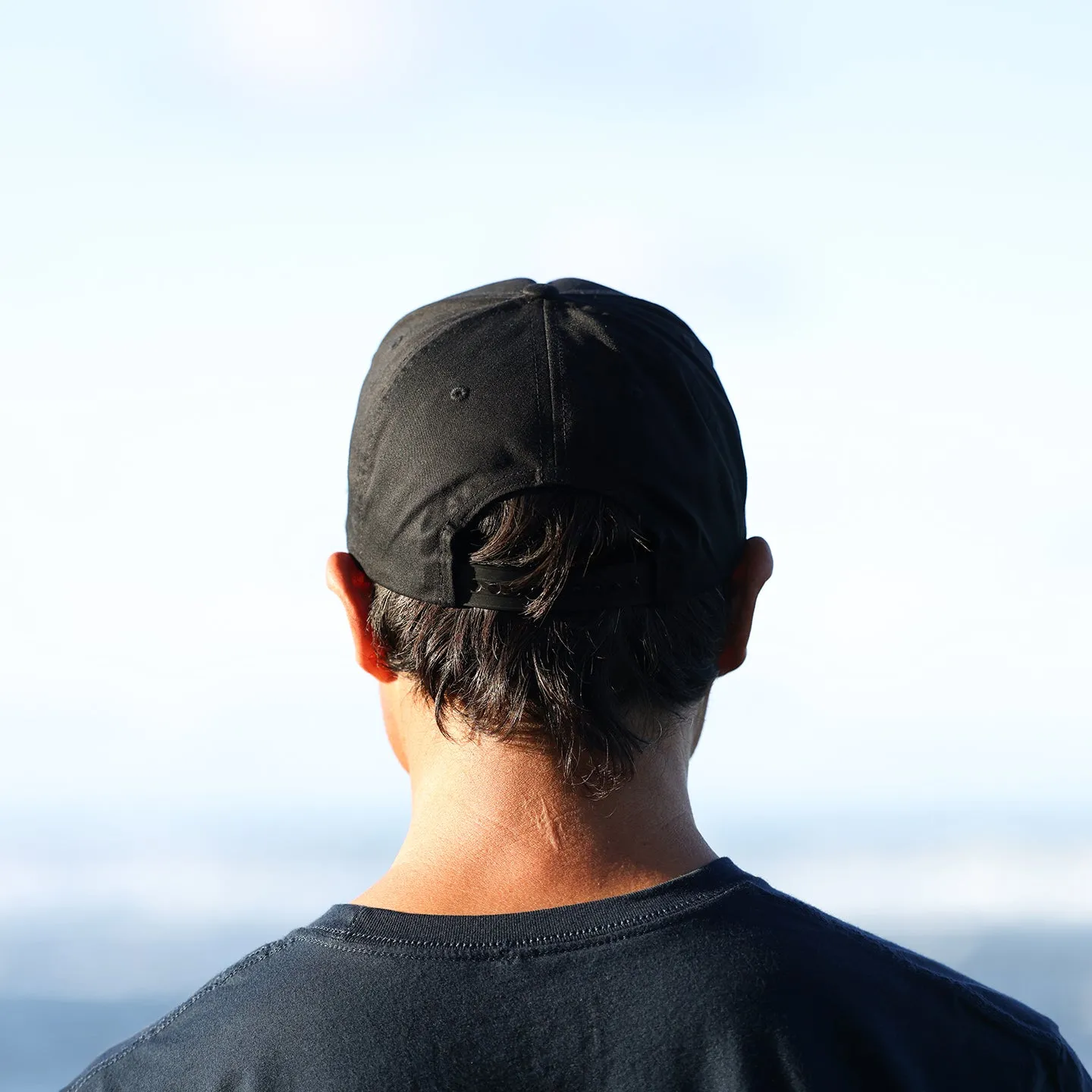 LIGHTLY STRUCTURED SNAPBACK HAT IN BLACK