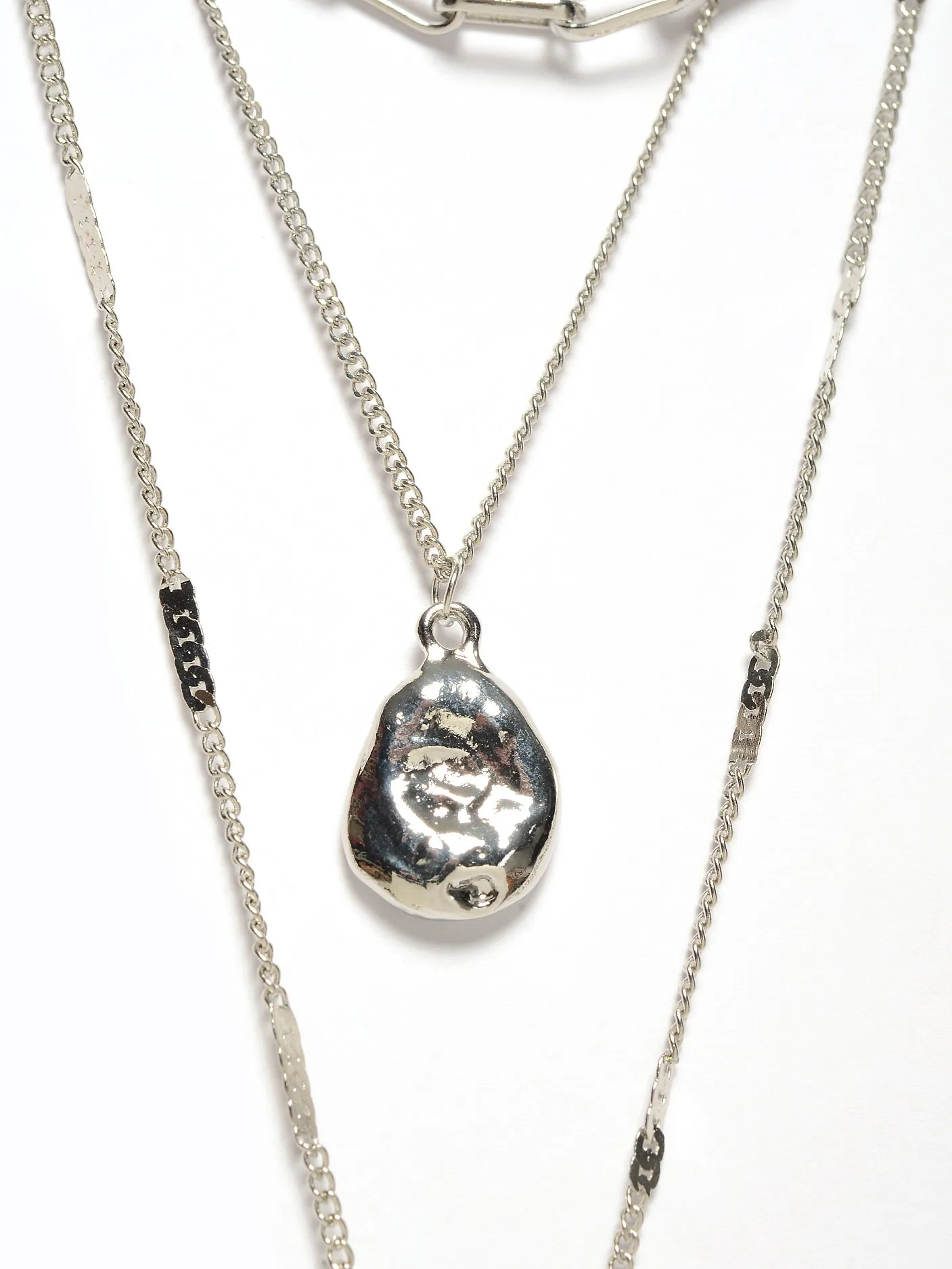 Metallic Pendant Necklace