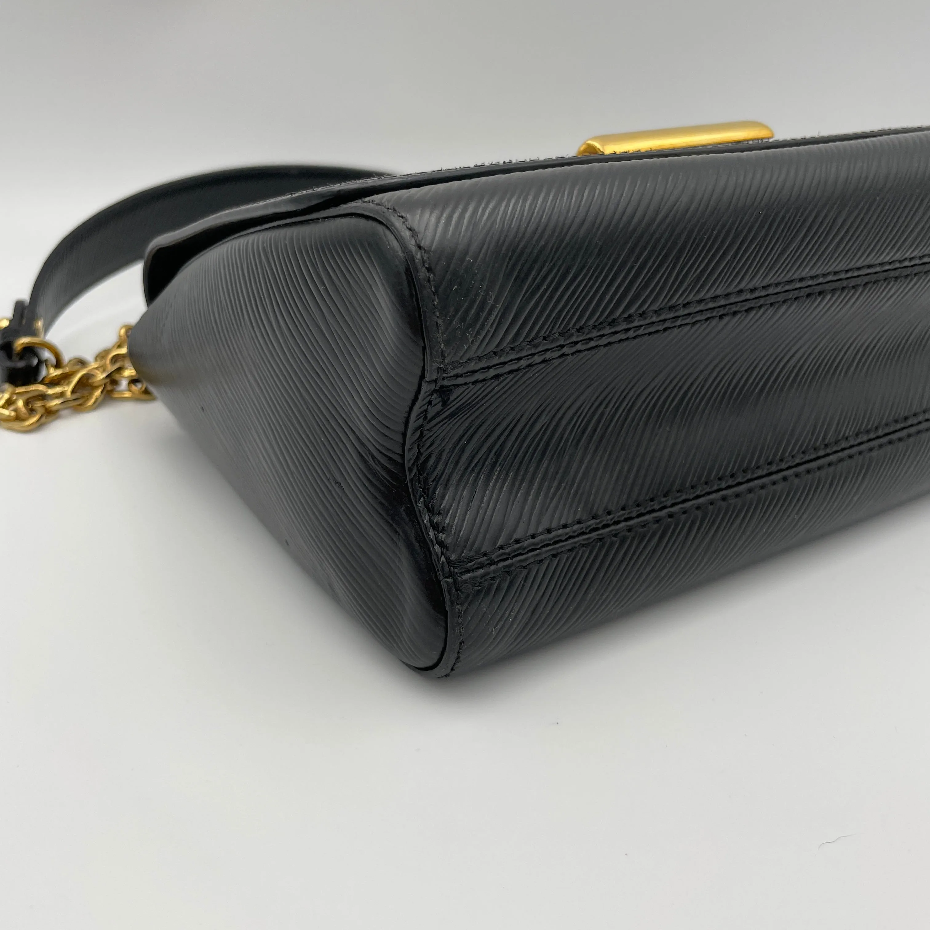 Twist MM Black Crossbody Bag in Epi Leather, Gold hardware